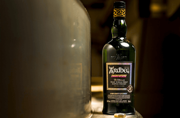 ARDBEG SMOKIVERSE WHISKY SINGLE MALT SZKOCJA 0,7L + OPAKOWANIE DYMNA OPOWIEŚĆ Z ODNALEGŁEJ GALAKTYKI